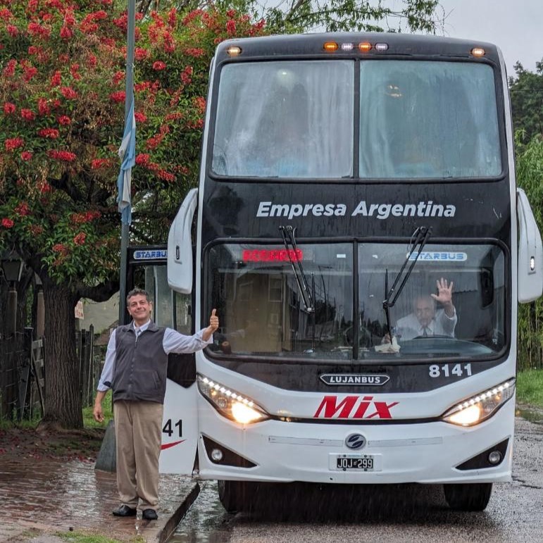 A man standing next to an 'Empresas Argentina' bus, waving as we got off the bus.