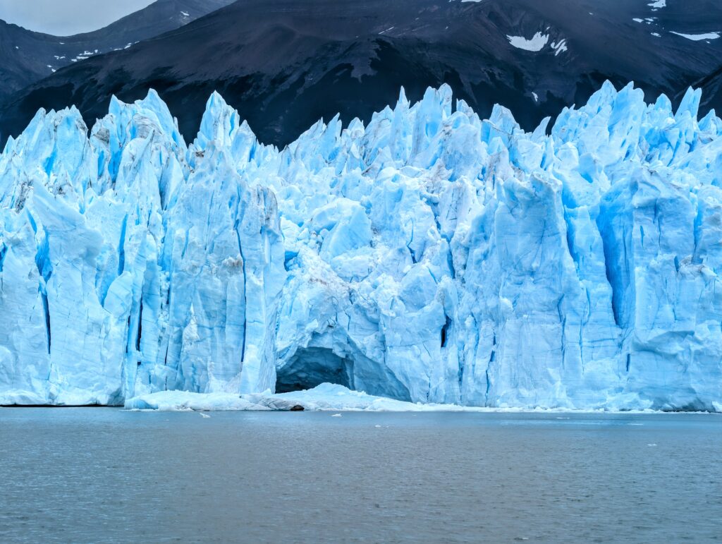 The facade of a glacier with large shards